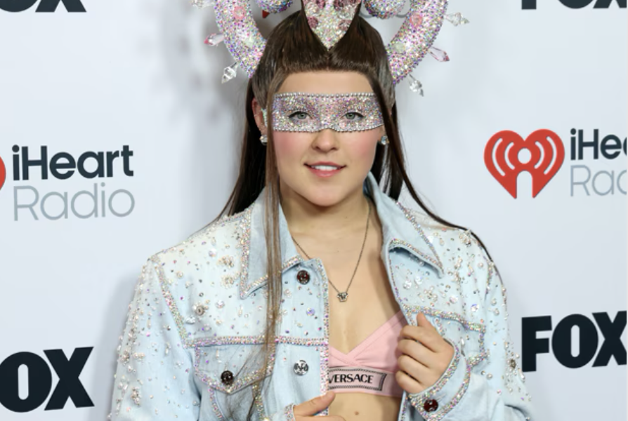 JoJo Siwa Shares How That Viral Headpiece Came to Be for the iHeartRadio Music Awards Red Carpet